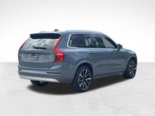 2022 Volvo XC90 T6 Momentum
