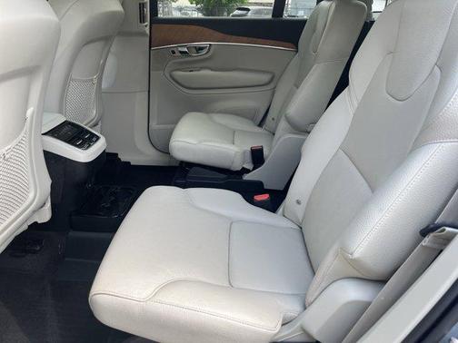 2022 Volvo XC90 T6 Momentum