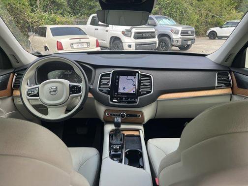 2022 Volvo XC90 T6 Momentum