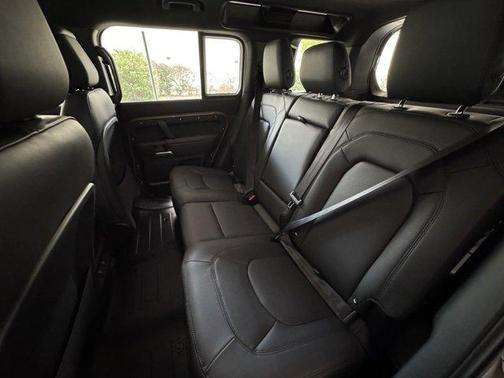 2025 Land Rover Defender 110 P300
