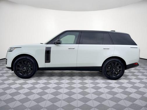 Fuji White 2027 Land Rover Range Rover SE