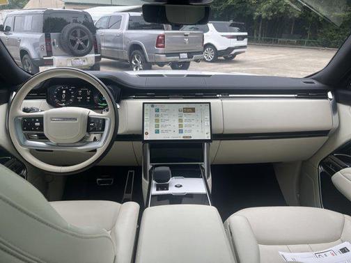 2025 Land Rover Range Rover P550e SE