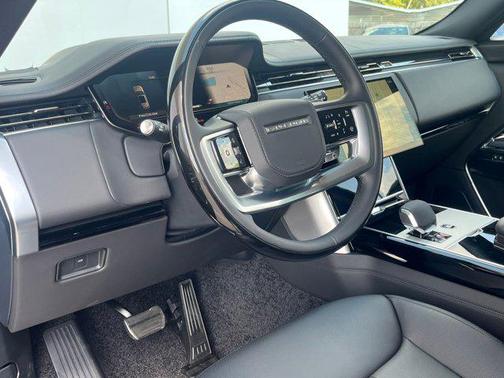 2025 Land Rover Range Rover P400 SE 7 Seat
