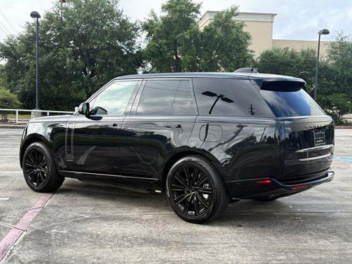 Santorini Black 2026 Land Rover Range Rover P550e SE