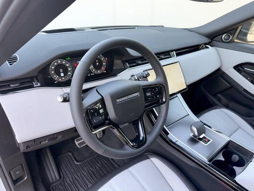 Ostuni Pearl White Premium Metallic 2026 Land Rover Range Rover Evoque Hoxton Edition