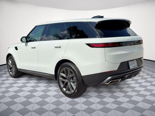 Fuji White 2027 Land Rover Range Rover Sport SE