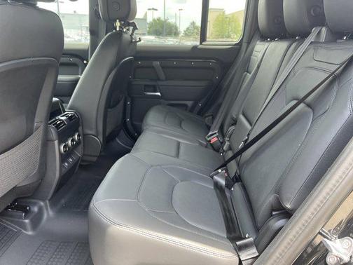 2025 Land Rover Defender 130 P400 Outbound
