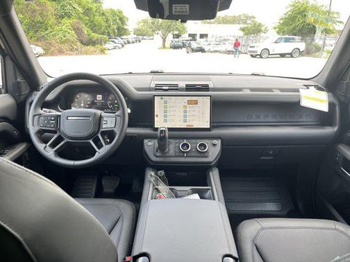2025 Land Rover Defender 130 P400 Outbound