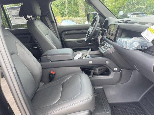 2025 Land Rover Defender 130 P400 Outbound