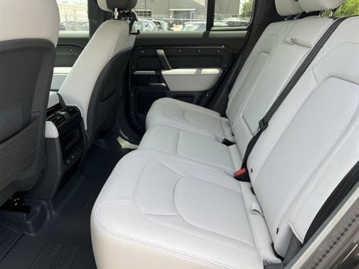 2025 Land Rover Defender 110 P400 X-Dynamic SE