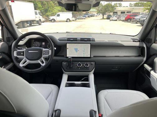 2025 Land Rover Defender 110 P400 X-Dynamic SE