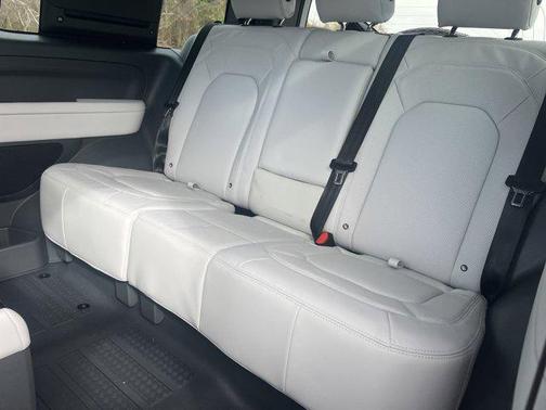 2025 Land Rover Defender 90 P400 X-Dynamic SE