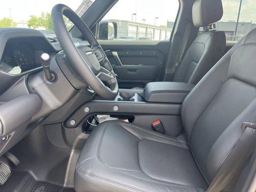 2025 Land Rover Defender 110 P300