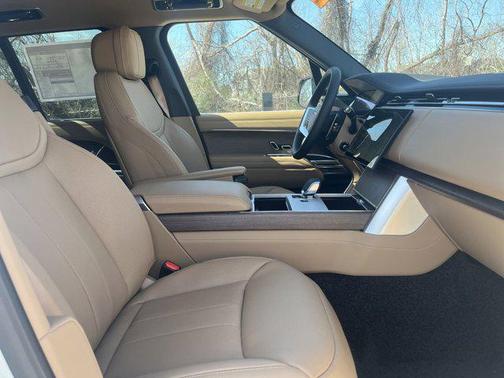2025 Land Rover Range Rover P550e SE