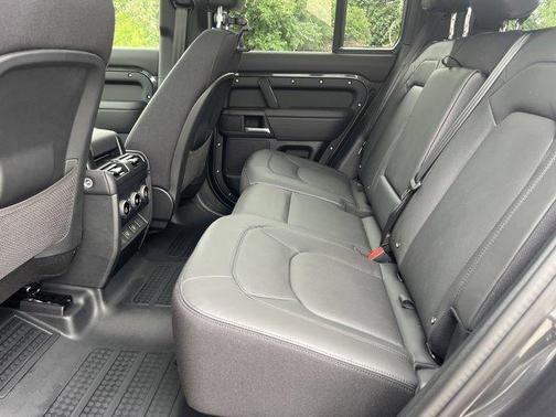 2025 Land Rover Defender 110 V8