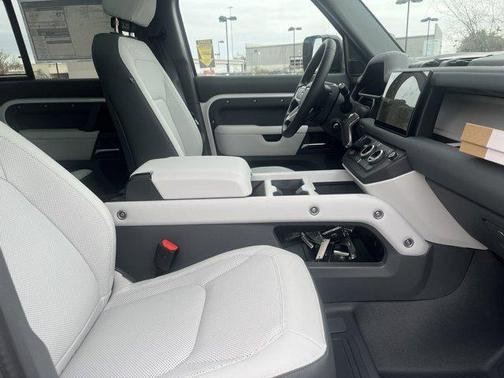 2025 Land Rover Defender 110 P400 X-Dynamic SE