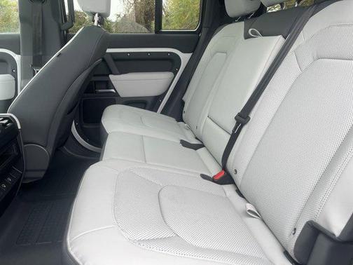 2025 Land Rover Defender 110 P400 X-Dynamic SE