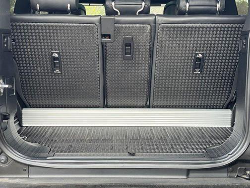 Santorini Black Metallic 2022 Land Rover Defender V8