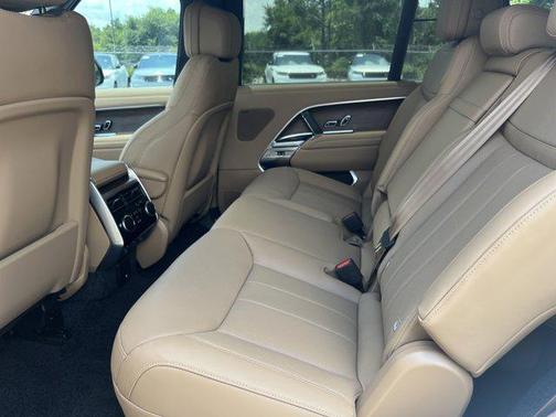 2025 Land Rover Range Rover P530 SE 7 Seat