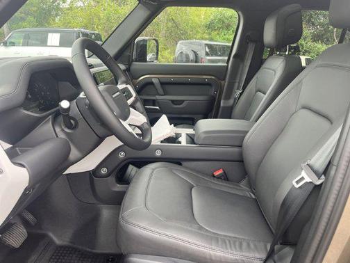 2025 Land Rover Defender 110 P400 X-Dynamic SE