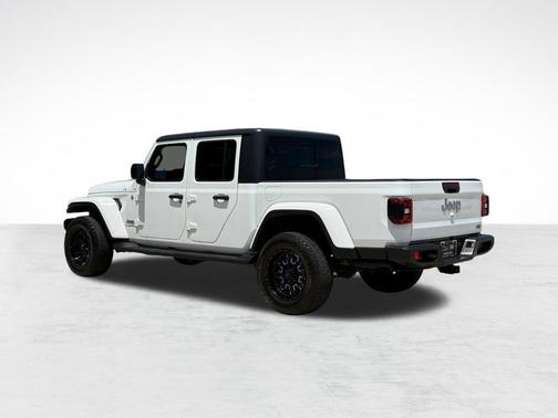 Bright White Clearcoat 2021 Jeep Gladiator Overland