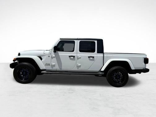 Bright White Clearcoat 2021 Jeep Gladiator Overland