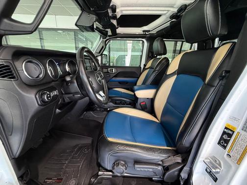 Bright White Clearcoat 2021 Jeep Gladiator Overland