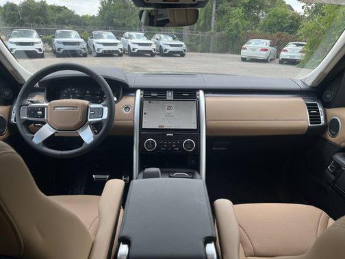 2025 Land Rover Discovery P360 Metropolitan Edition
