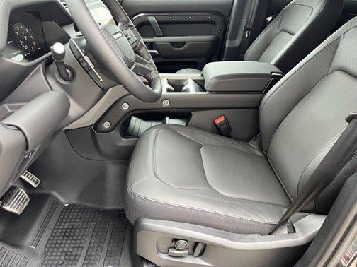 2026 Land Rover Defender 110 V8