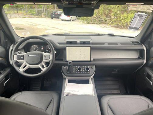 2025 Land Rover Defender 110 P400 X-Dynamic SE