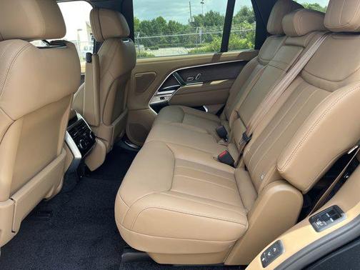2025 Land Rover Range Rover P400 SE 7 Seat