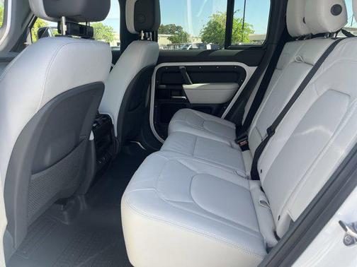 2025 Land Rover Defender 110 P400 X-Dynamic SE