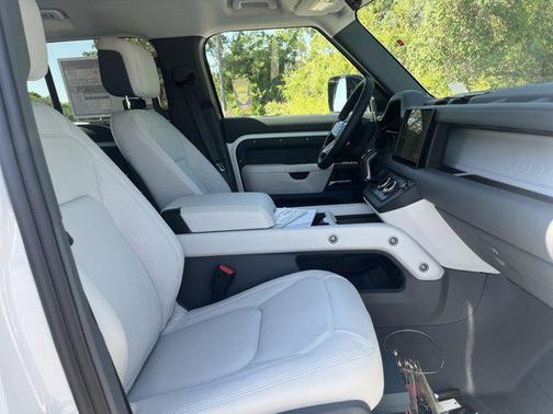2025 Land Rover Defender 110 P400 X-Dynamic SE