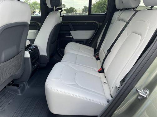 2025 Land Rover Defender 110 P400 X-Dynamic SE