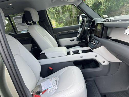 2025 Land Rover Defender 110 P400 X-Dynamic SE