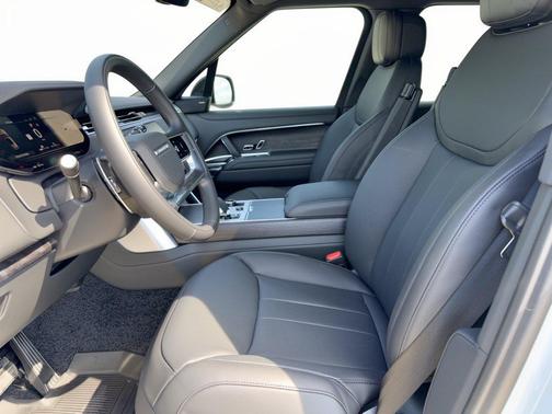 Fuji White 2027 Land Rover Range Rover SE