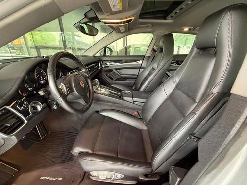 GT Silver Metallic 2016 Porsche Panamera 4