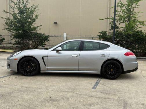 GT Silver Metallic 2016 Porsche Panamera 4