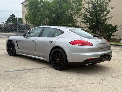 GT Silver Metallic 2016 Porsche Panamera 4