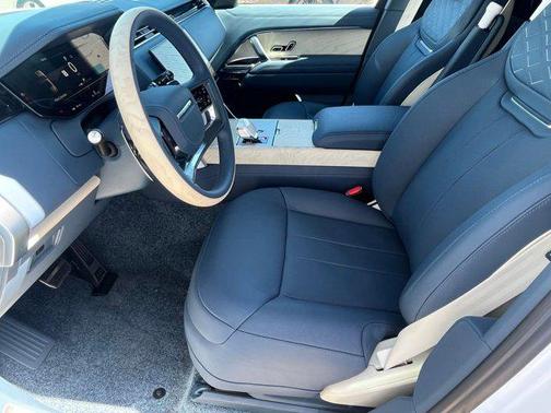 2025 Land Rover Range Rover P615 SV