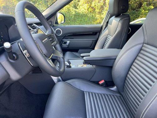 2025 Land Rover Discovery P300 S