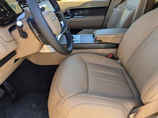2026 Land Rover Range Rover P550e SE