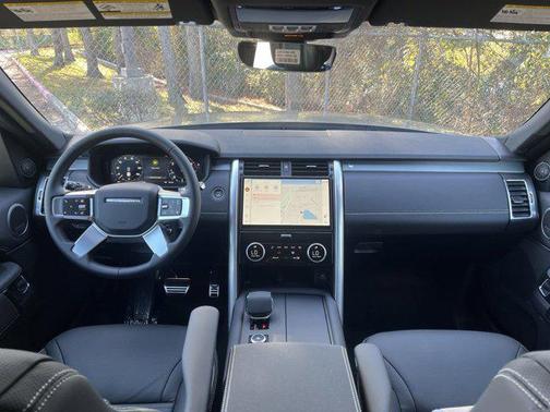 2025 Land Rover Discovery P300 Dynamic SE