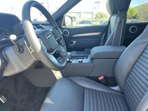 2025 Land Rover Discovery P300 Dynamic SE
