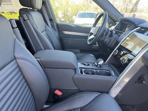 2025 Land Rover Discovery P300 Dynamic SE