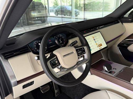 Ostuni Pearl White Premium Metallic 2026 Land Rover Range Rover P550e SE