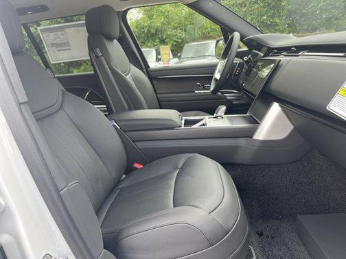 2025 Land Rover Range Rover P550e SE