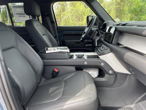 2025 Land Rover Defender 110 P400 X-Dynamic SE