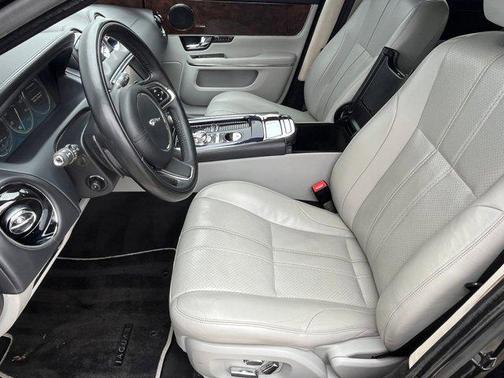 2013 Jaguar XJ Base