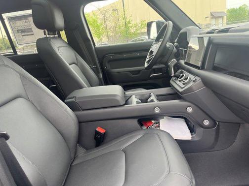 2025 Land Rover Defender 110 P400 X-Dynamic SE